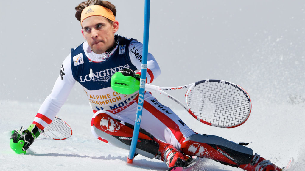 Dominic Thiem fährt Ski mit Tennisschlägern statt Skistöcken