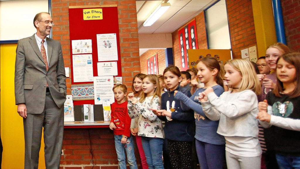 Faßmann vor Schulkindern
