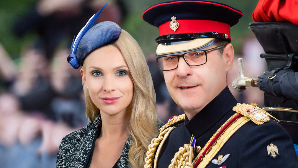 Strache neben Philippa in royaler Kutsche