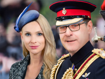 Strache neben Philippa in royaler Kutsche