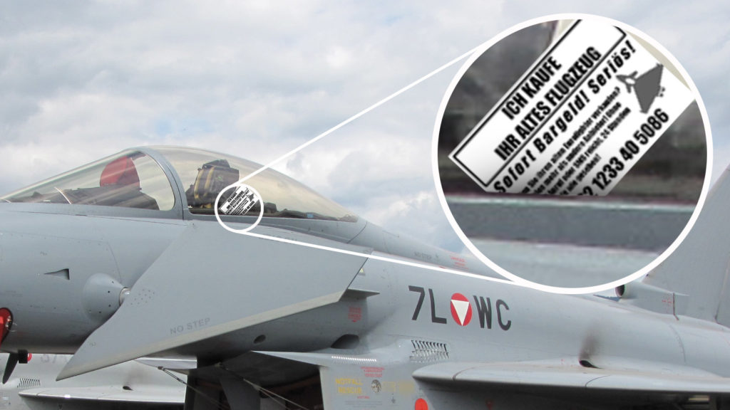 Karte eines Gebrauchtwagenhändlers steckt im Eurofighter