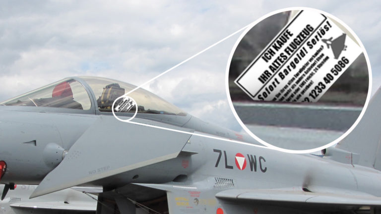 Karte eines Gebrauchtwagenhändlers steckt im Eurofighter