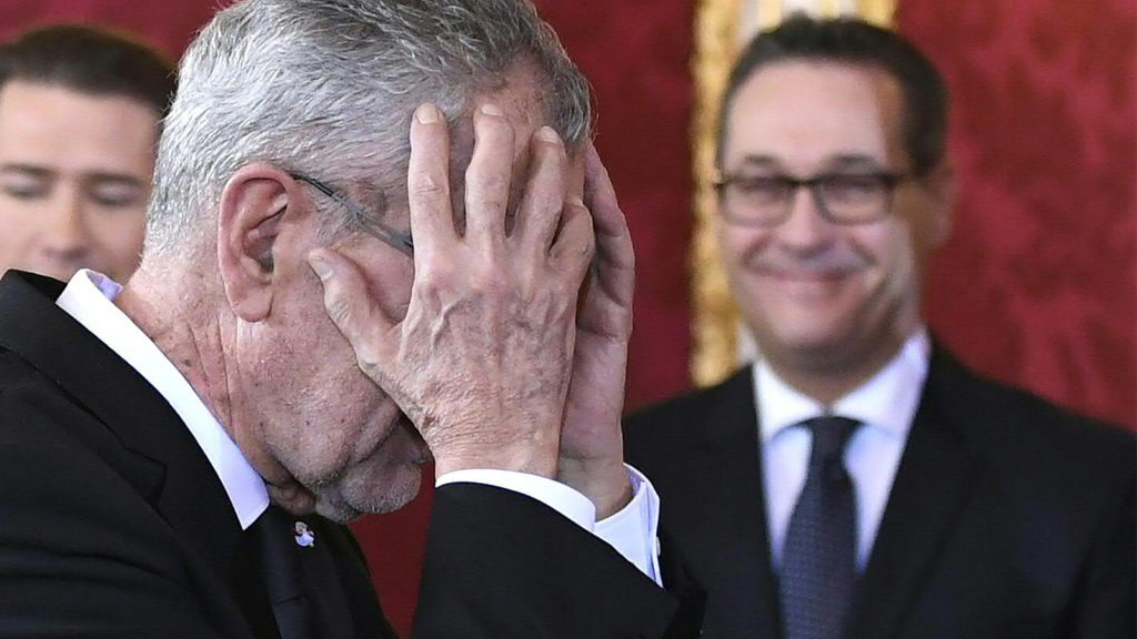 Van der Bellen greift sich an den Kopf, dahinter Strache