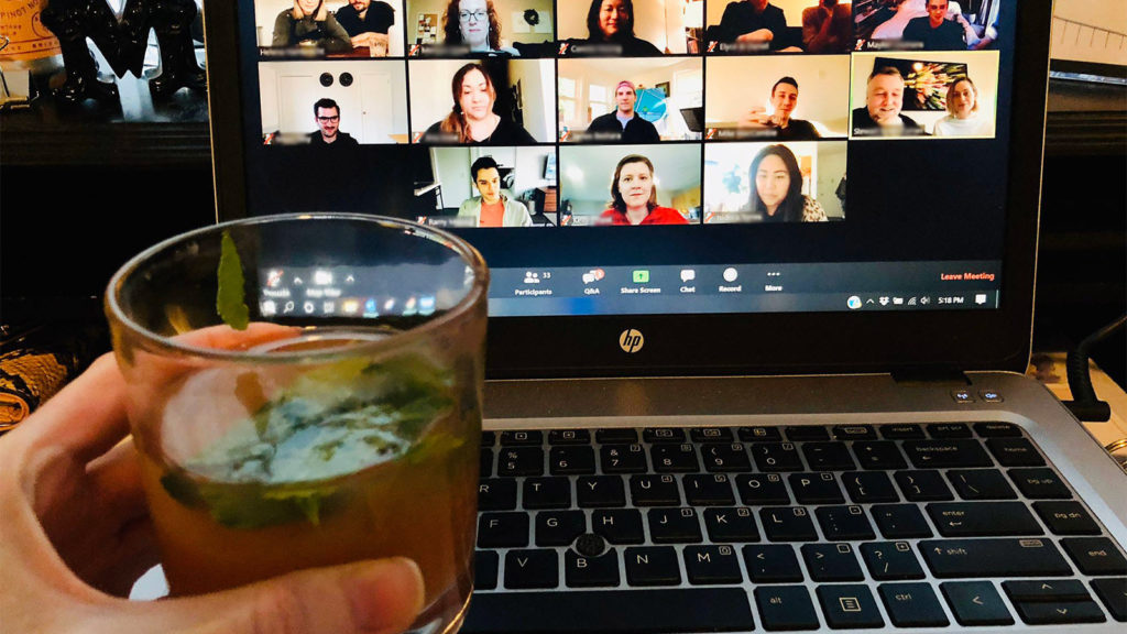 Alkohol trinken am Laptop