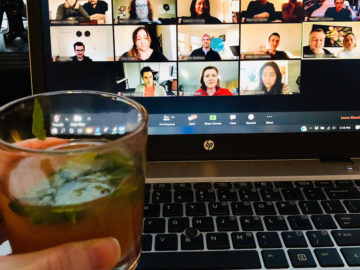 Alkohol trinken am Laptop