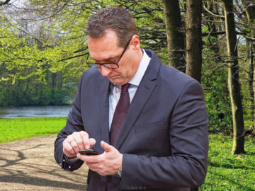 Strache schaut ins Handy