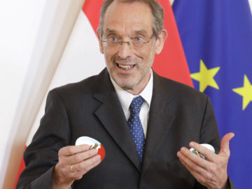 Faßmann mit Überraschungseiern in der Hand