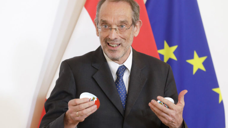 Faßmann mit Überraschungseiern in der Hand