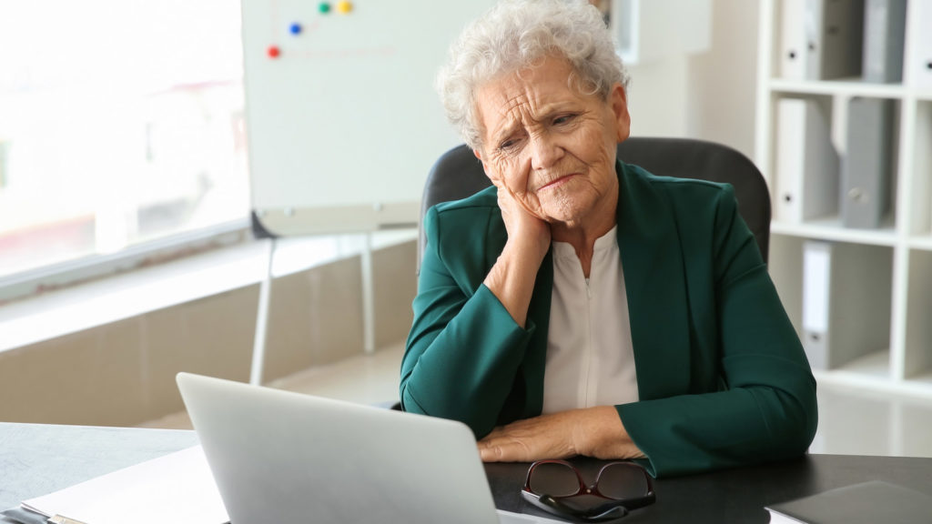 Ältere Dame vor Computer