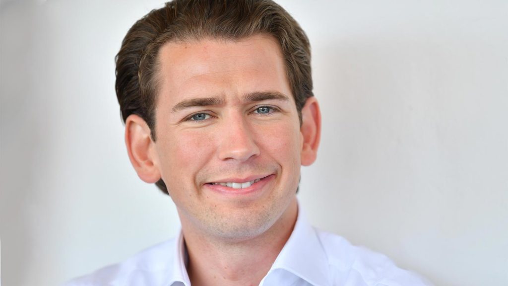 Sebastian Kurz grinst