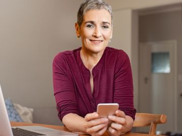 Ulrike Lunacek am Laptop