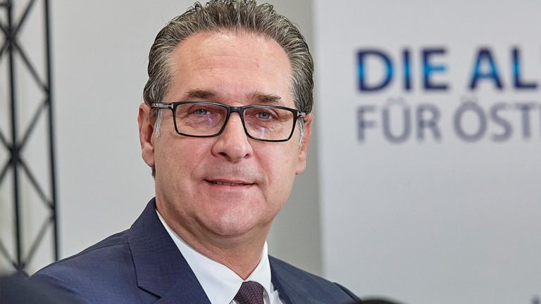 Strache lächelt