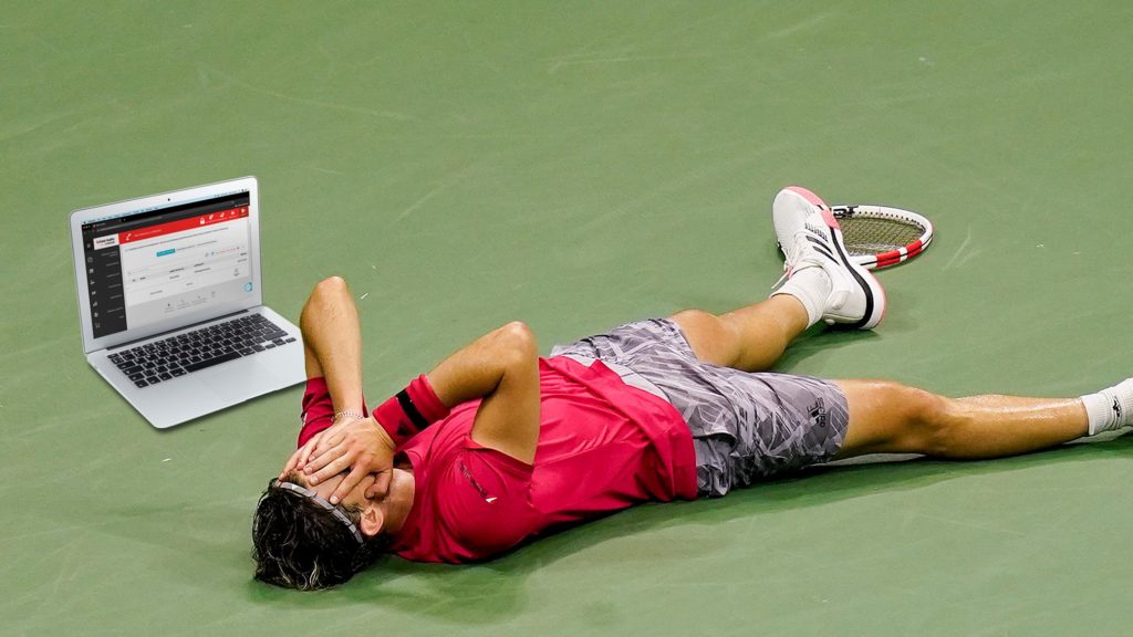 Thiem glücklich neben Laptop