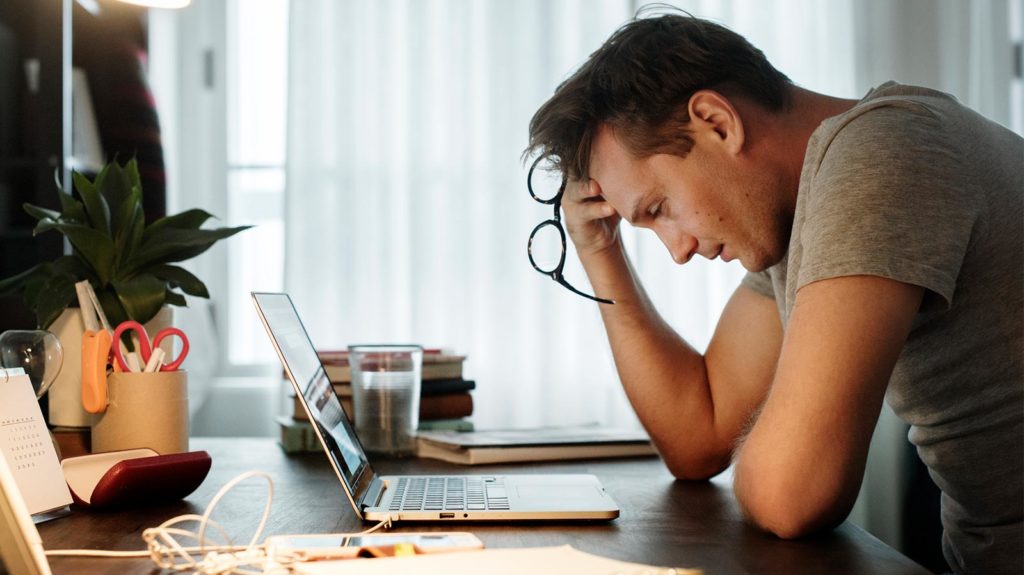 Frustrierter Mann vor Laptop