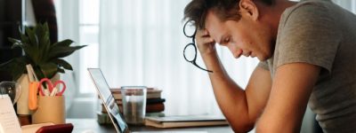Frustrierter Mann vor Laptop