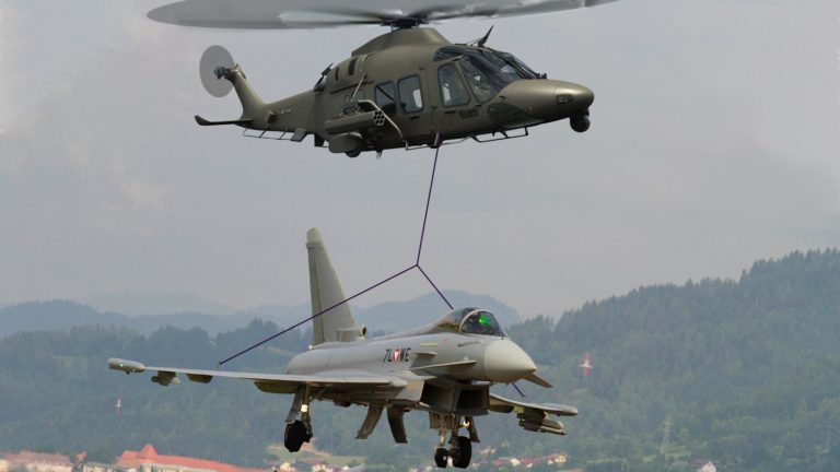 Hubschrauber trägt Eurofighter