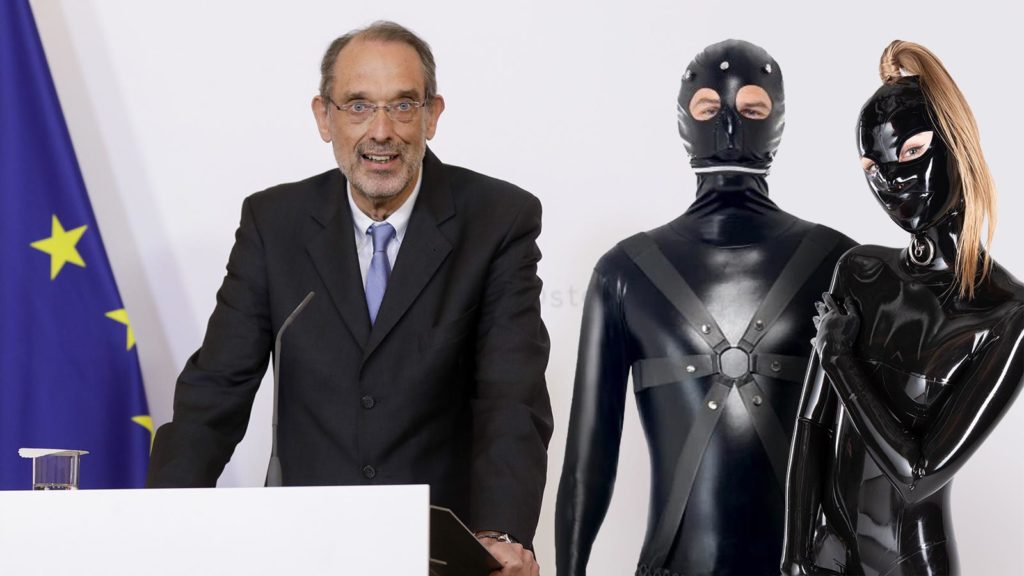 Faßmann, daneben zwei Personen in SM-Anzügen