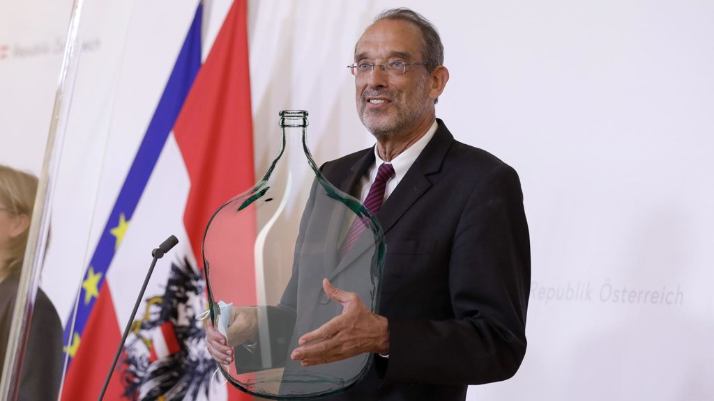 Faßmann mit großer Flasche in der Hand