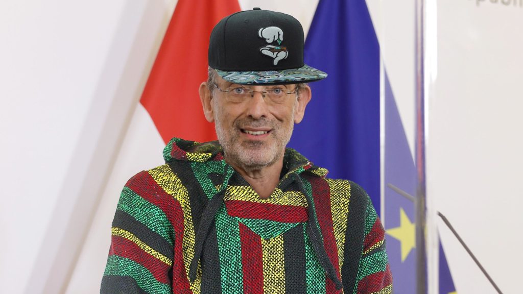 Heinz Faßmann trägt einen Hoodie und eine Kappe