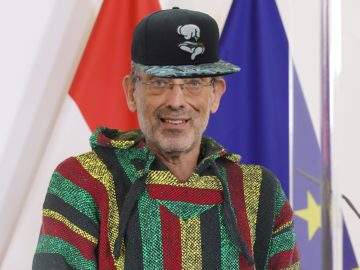 Heinz Faßmann trägt einen Hoodie und eine Kappe