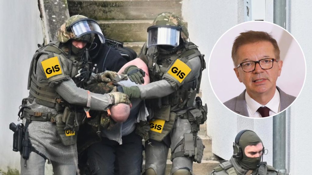 GIS-Polizisten führen jemanden ab