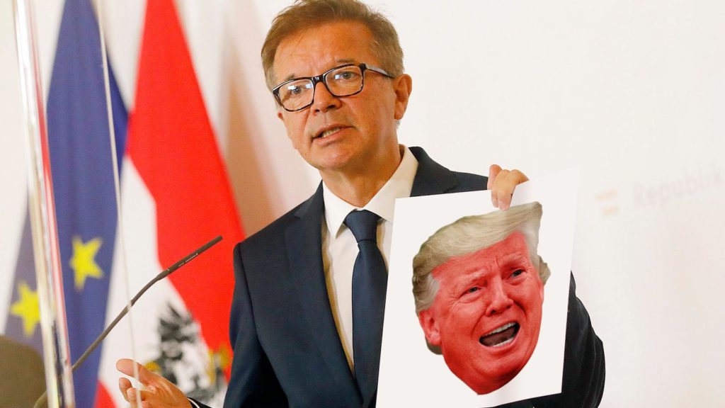 Anschober mit rotem Trump