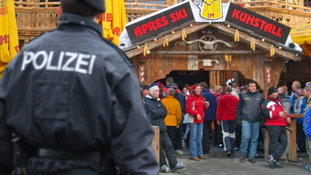 Polizei vor Après Ski Lokal