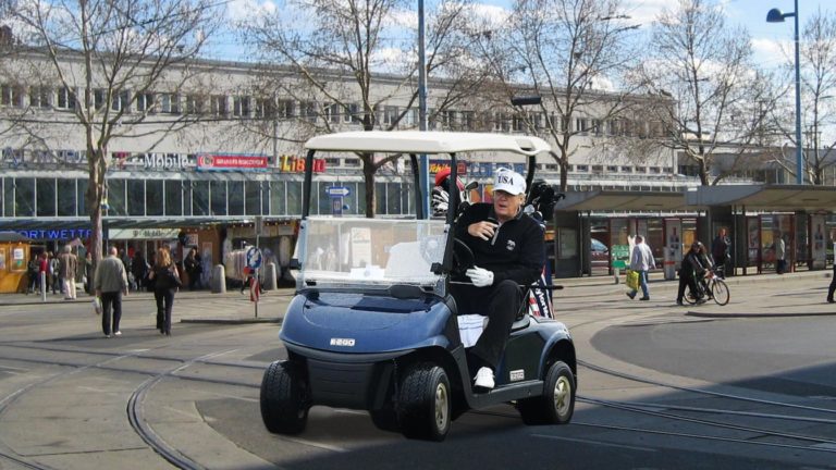 Trump im Golfwagen in Floridsdorf