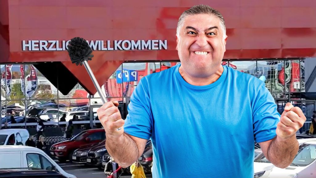 Mann jubelt mit Klobürste in der Hand