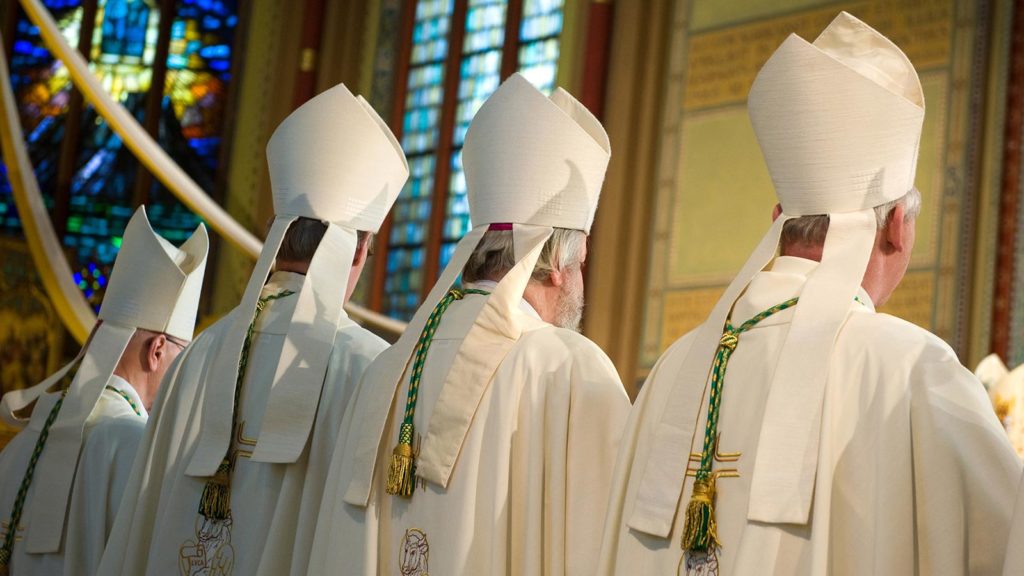 Bischöfe in einer Kirche