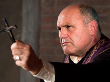 Sobotka mit Kreuz in der Hand