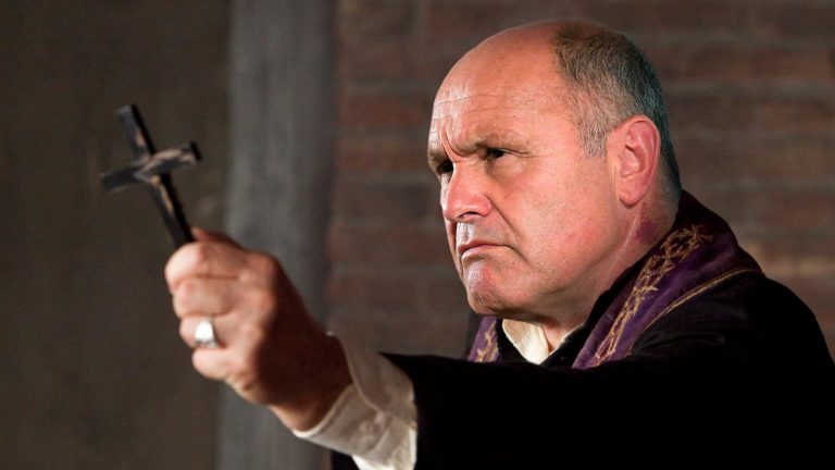 Sobotka mit Kreuz in der Hand