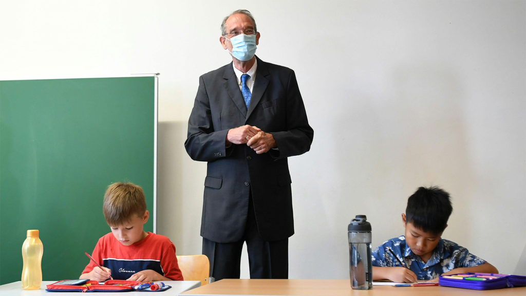 Faßmann in Schulklasse