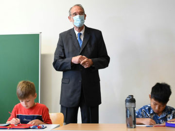 Faßmann in Schulklasse