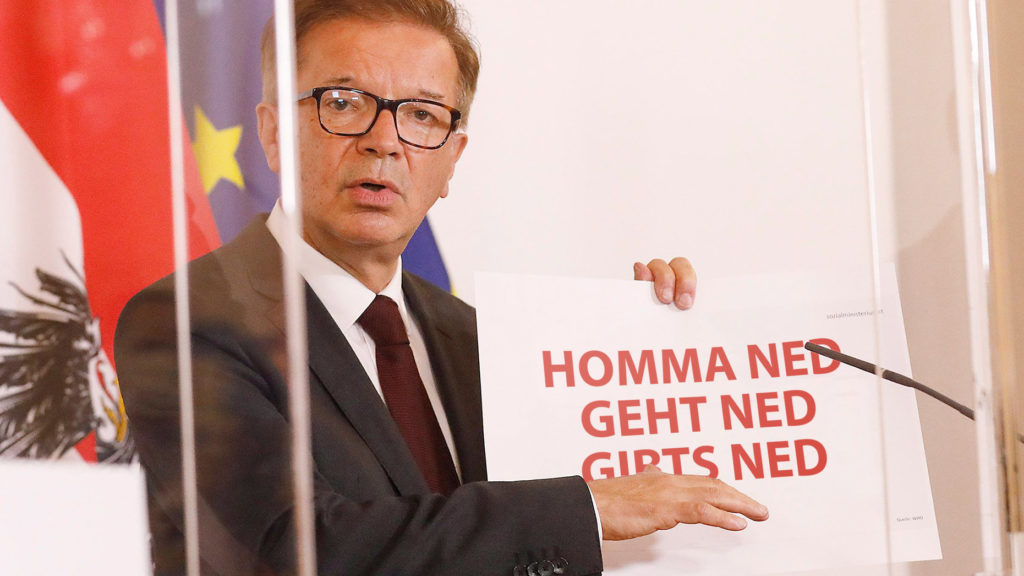 Anschober mit Schild in der Hand