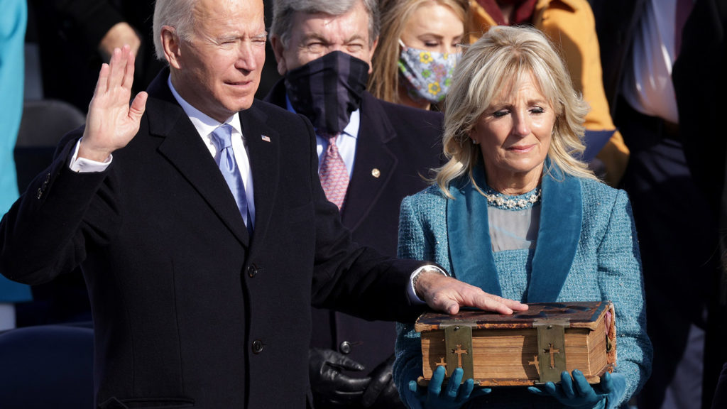 Biden schwört auf dickes altes Buch