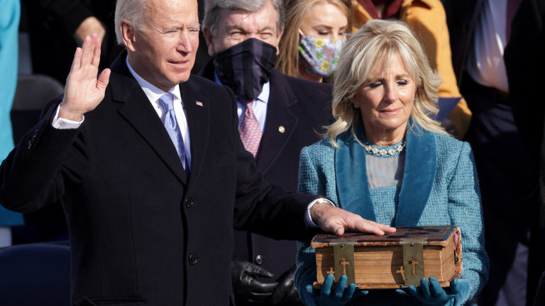 Biden schwört auf dickes altes Buch