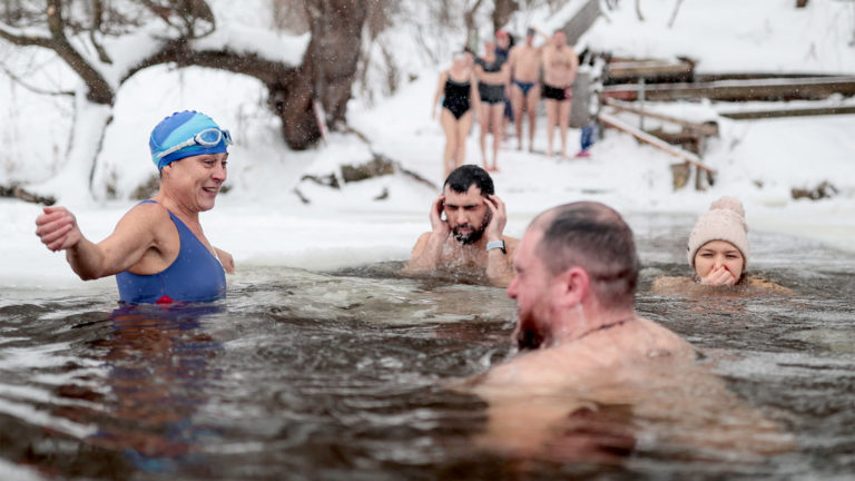 Menschen baden in Eiswasser