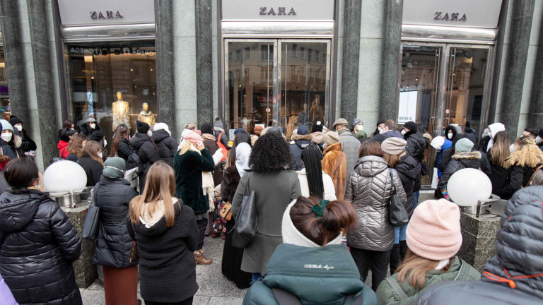Schlange vor Wiener Geschäft