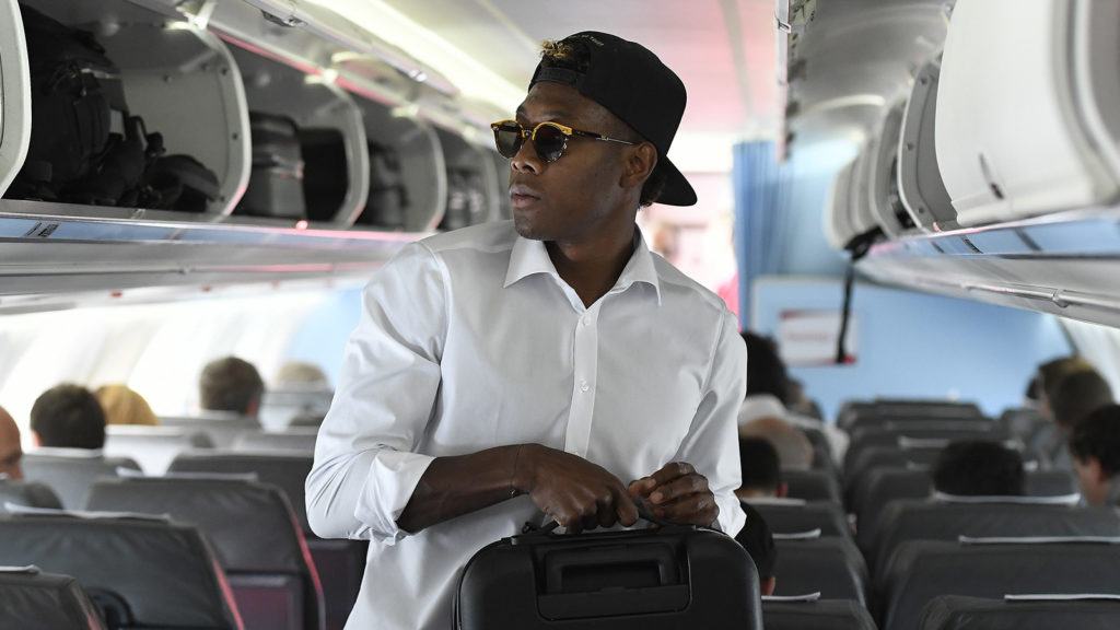 Alaba im Flugzeug mit Sonnenbrille