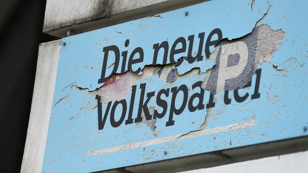 Lack bröckelt vom ÖVP-Schild ab
