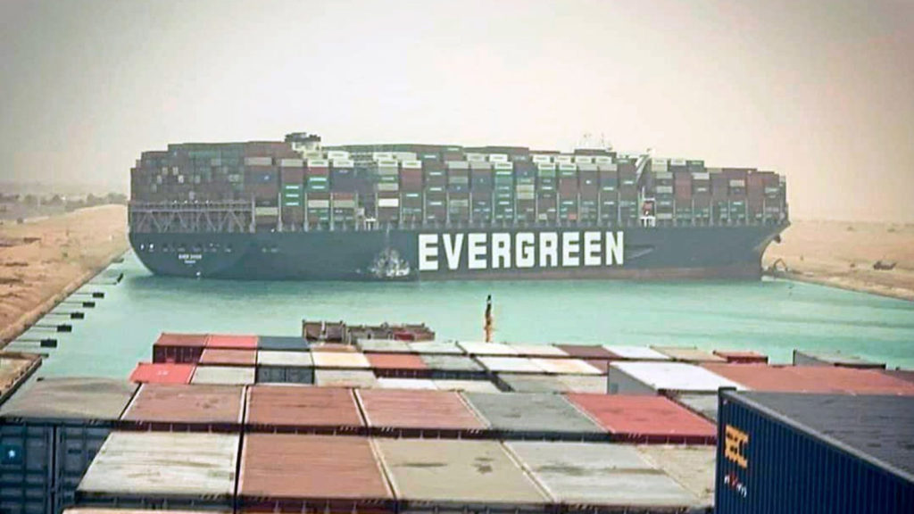 Containerschiff im Suezkanal