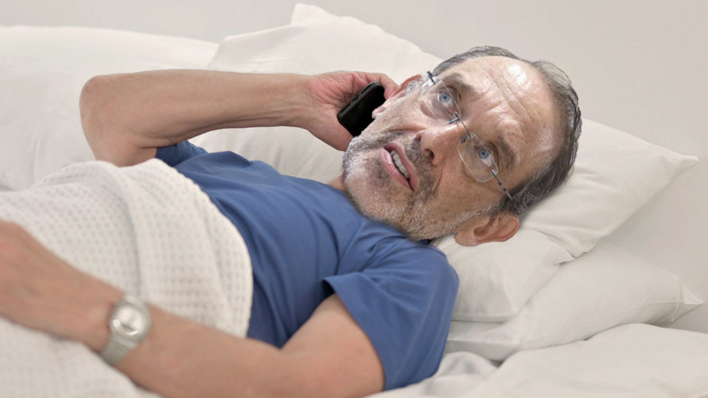 Faßmann telefonierend im Bett