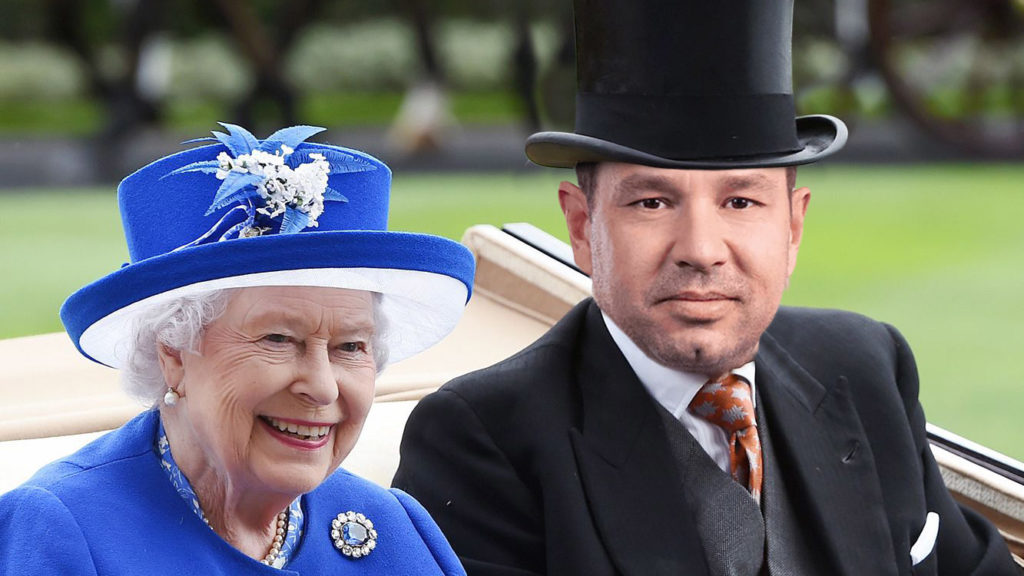 Die Queen, daneben Thomas Schmid in einer Kutsche