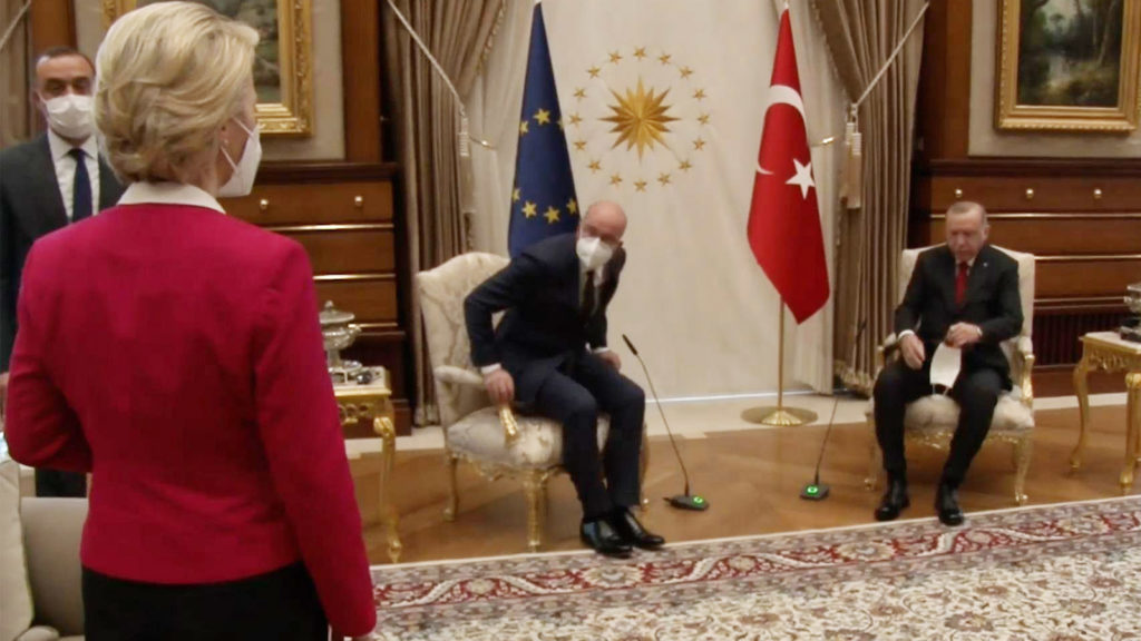 Von der Leyen schaut zu, während Michel und Erdogan Platz nehmen