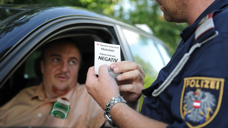 Autofahrer mit Bier in der Brusttasche zeigt Polizist seinen Test