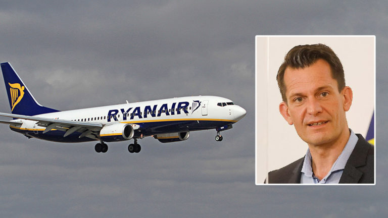 Ryanair-Maschine, daneben Mückstein