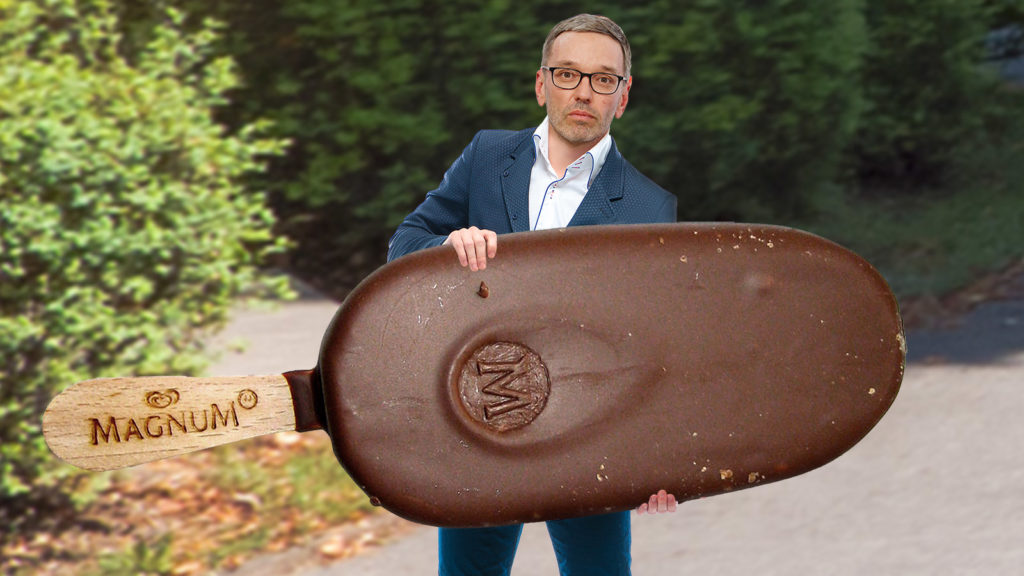 Kickl hält ein riesiges Magnum Eis in den Händen