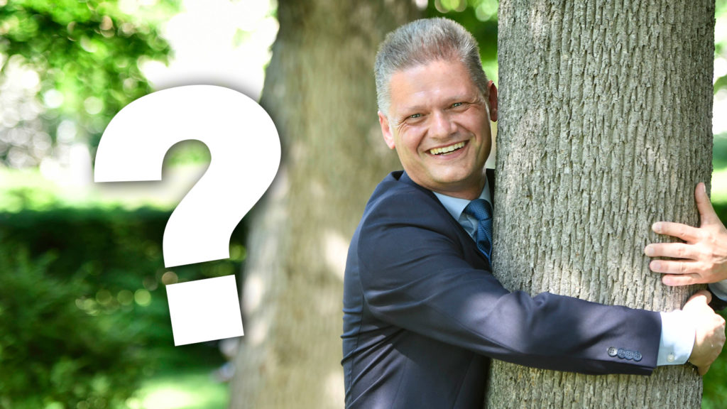 Andreas Hanger umarmt einen Baum