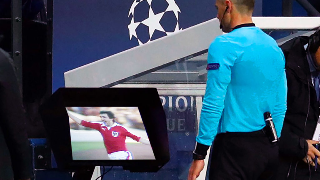Schiedsrichter prüft Videoaufzeichnung